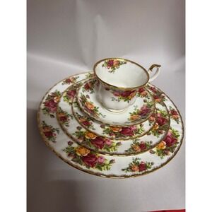 Royal Albert Old Country Roses 5-Piece Place Setting Bone China England 1962